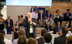 Reitor Josealdo Tonholo durante a cerimônia de lançamento