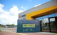 Entrada do prédio do Observatório da Rede de Inovação para Educação Híbrida do Nees
