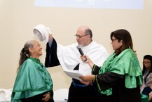 Reitor Tonholo confere o grau à mais nova Doutora Honoris Causa, Heloísa Helena