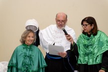 Reitor Tonholo confere o grau à agraciada Francisca Sobral
