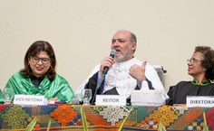 Reitor Josealdo Tonholo em seu discurso de encerramento da cerimônia