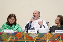 Reitor Josealdo Tonholo em seu discurso de encerramento da cerimônia