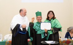 Heleoísa Helena exdibe seu diploma de Doutora Honoris Causa da Ufal