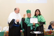 Heleoísa Helena exdibe seu diploma de Doutora Honoris Causa da Ufal