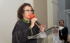 Professora Cícera Albuquerque, diretora da Escola de Enfermagem