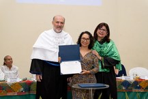 A professora emérita Célia Rozendo recebendo o diploma