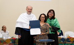 A professora emérita Célia Rozendo recebendo o diploma