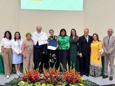 Na solenidade de  elebração dos 75 anos da Famed, a professora Rosana Vilela (C) foi homenageada com o título de Professora Emérita