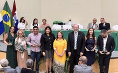 Vice-reitora Eliane Cavalcanti, professora Ângela Canuto e reitor Tonholo com os homenageados da Famed