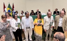 Professora Ângela Canuto com os homenageados e autores do livro lançado