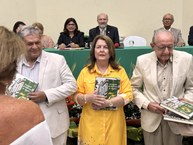 Professora Ângela Canuto com os homenageados, médicos e ex-professores da Famed