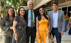 Um dos homenageados, professor aposentado Sadi de Carvalho, e a familia nos 75 anos da Famed