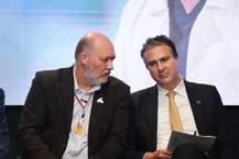 Reitor Josealdo Tonholo e o ministro Camilo Santana quando da assinatura da proposta, em março, em evento no HU