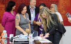 Deldegada Ana Luiza Nogueira, coordenadora das Delegacias Especializadas de Atendimento à Mulher, também assimou o acordo