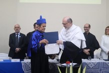 Abel Galindo recebe o diploma das mãos do reitor Tonholo