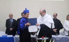 Abel Galindo recebe o diploma das mãos do reitor Tonholo