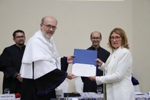 Tereza Barros representou a família e recebeu a honraria pelo irmão Francisco Barros, o Chico Potiguar