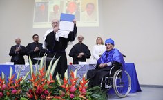 Reitor Josealdo Tonholo exibe o diploma entregue ao professor Márcio Callado
