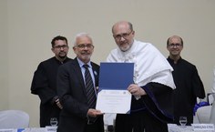 Professor Roberaldo recebe o diploma das mãos do reitor Josealdo Tonholo