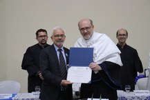 Professor Roberaldo recebe o diploma das mãos do reitor Josealdo Tonholo