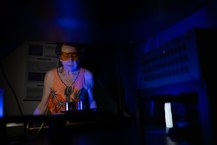 Professora Maria Tereza explica que a inativação é feita com uso de luz LED na região espectral do azul
