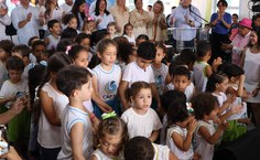 Crianças do Captv fazem apresentação para marcar a chegada na nova estrutura do Captv