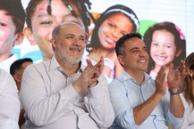 Reitor Josealdo Tonholo e governador Paulo Dantas comemoram o resultado da parceria entre o governo e a Ufal