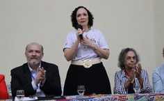 Professora Elaine Pimentel festeja o novo projeto da FDA