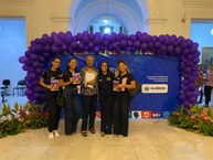 Professora Margarida Maria dos Santos, ao centro, e estudantes no lançamento da Cartilha Envelhecer com Dignidade, no Junho Violeta do Governo do Estado