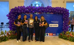 Professora Margarida Maria dos Santos, ao centro, e estudantes no lançamento da Cartilha Envelhecer com Dignidade, no Junho Violeta do Governo do Estado