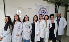 O professor Alexandre Borbely, coordenador do estudo, com parte do grupo de pesquisa