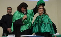 Bióloga Rosângela Lyra recebe a homenagem da vice-reitora Eliane Cavalcanti
