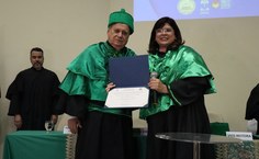 Alfredo Raimundo Dacal recebe homenagem da vice-reitora Eliane Cavalcanti