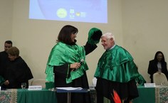 Amundson Portela recebe a homenagem da vice-reitora Eliane Cavalcanti