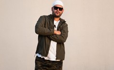 Músico Ed Salú sobe ao palco para apresentar seu talento e sua música de resistência