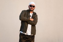 Músico Ed Salú sobe ao palco para apresentar seu talento e sua música de resistência