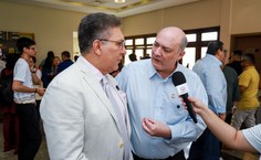 O presidente do TRT 19ª Região, Jasiel Ivo, que também é docente da Faculdade de Direito da Ufal, com  o reitor Josealdo Tonholo no lançamento da 11ª Bienal