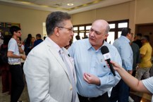 O presidente do TRT 19ª Região, Jasiel Ivo, que também é docente da Faculdade de Direito da Ufal, com  o reitor Josealdo Tonholo no lançamento da 11ª Bienal