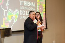 Eraldo Ferraz com a servidora da Assessoria de Comunicação da Ufal, responsável pela identidade visual da Bienal