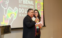 Eraldo Ferraz com a servidora da Assessoria de Comunicação da Ufal, responsável pela identidade visual da Bienal