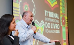 Reitor Josealdo Tonholo celebra a realização da 11ª Bienal