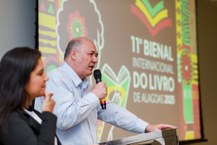 Reitor Josealdo Tonholo celebra a realização da 11ª Bienal