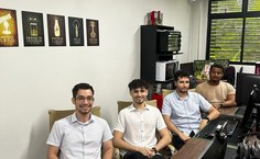 Professor Carlos Fraga (ao fundo de camiseta bege) e seus alunos de Medicina