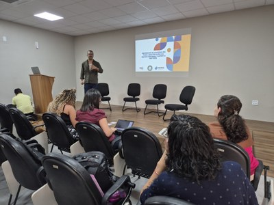 Professor Ronaldo Araújo, do PPGCI e coordenador do evento durante apresentação de pesquisa / Foto - Deriky Pereira