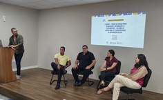 Pesquisadores durante debate após apresentação de trabalhos / Foto - Deriky Pereira