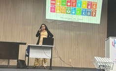 Professora Juliene Barros durante apresentação da campanha 2025 no Campus do Sertão