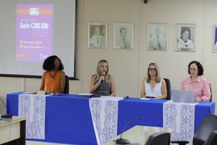 As professoras Lígia Ferreira, Lana Palmeira, Crystiane Toscano e Elaine Pimentel durante mesa-redonda