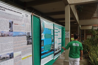 Banners com resultado das pesquisas estão expostos nos corredores da FAU, no Campus A.C. Simões