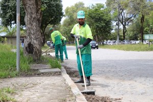 Campus recebe mutirão de limpeza em parceria com a Prefeitura de Maceió