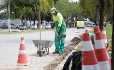Equipe da Prefeitura na limpeza da rua central do campus